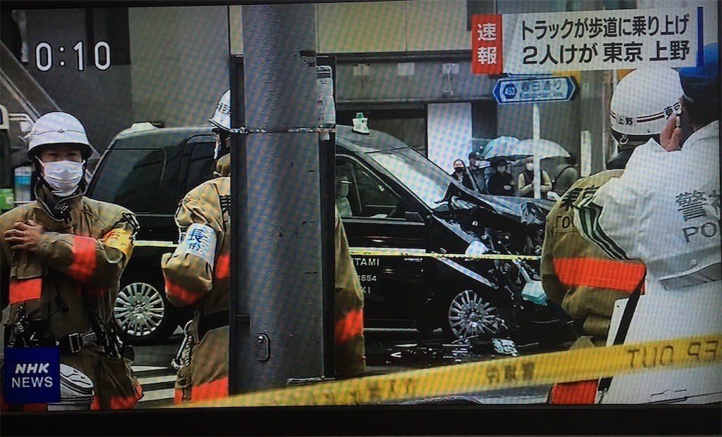 東京都台東区の松坂屋上野店付近タクシーとトラックの衝突事故