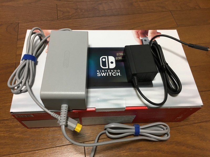 f:id:taguchikun:20170303133939j:plain WiiUのアダプターとニンテンドースイッチのアダプターのサイズを比較した画像
