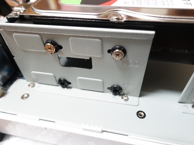 Synology DiskStation DS218jのHDDをねじ止め