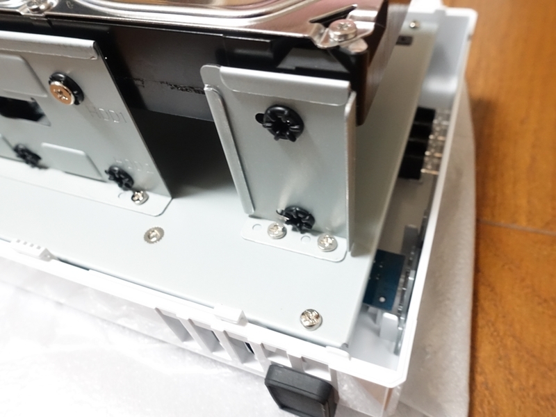 Synology DiskStation DS218jのねじ止め