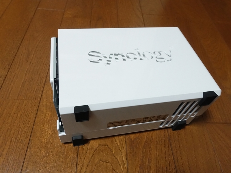 Synology DiskStation DS218jのケースを外す