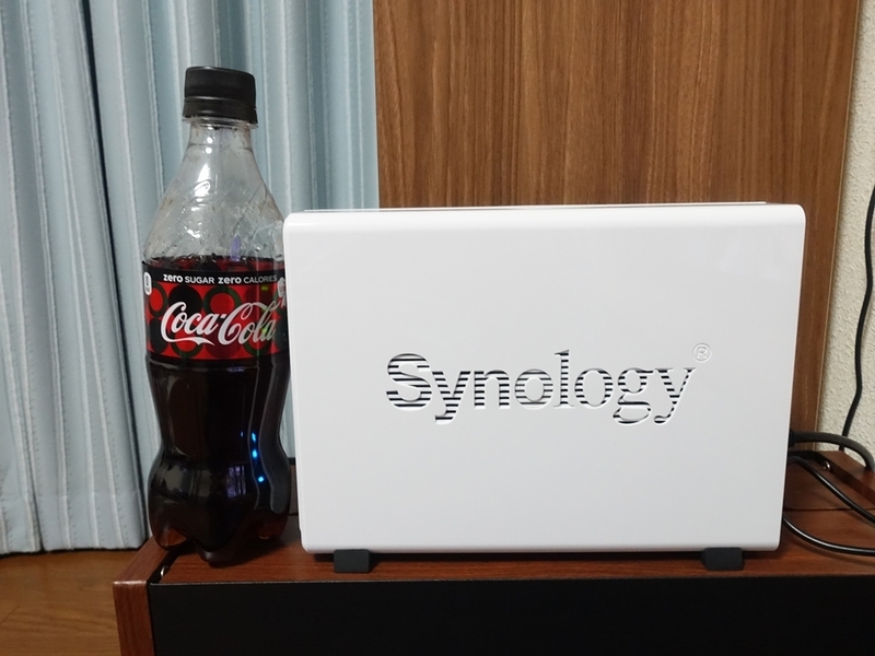 SynologyのNAS・DS218jと500mlペッドボトルのコーラを比べたもの