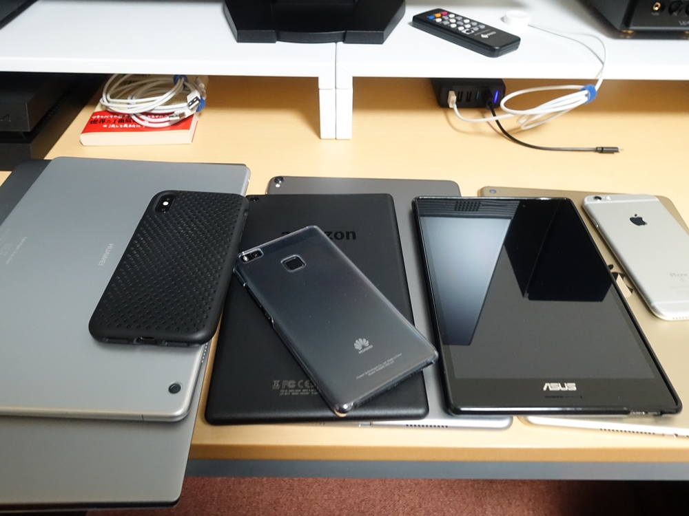 大量にあるスマートフォン、タブレット、ノートパソコン