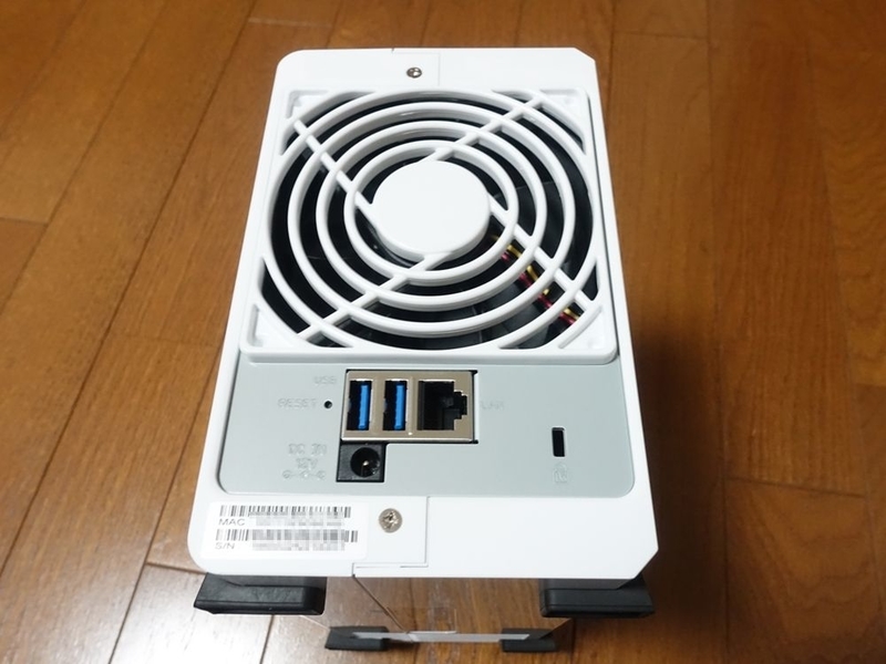 Synology DiskStation DS218jの裏面のねじ止め