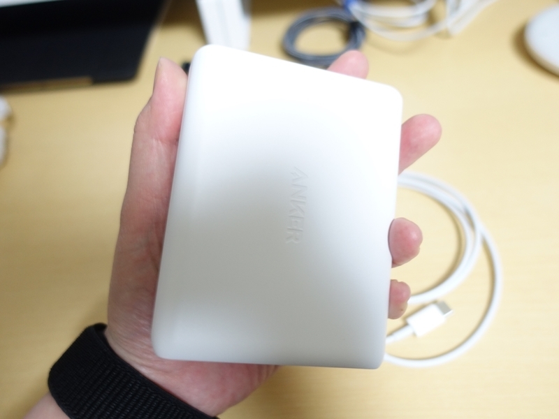 Anker PowerPort I PDを手に持った画像