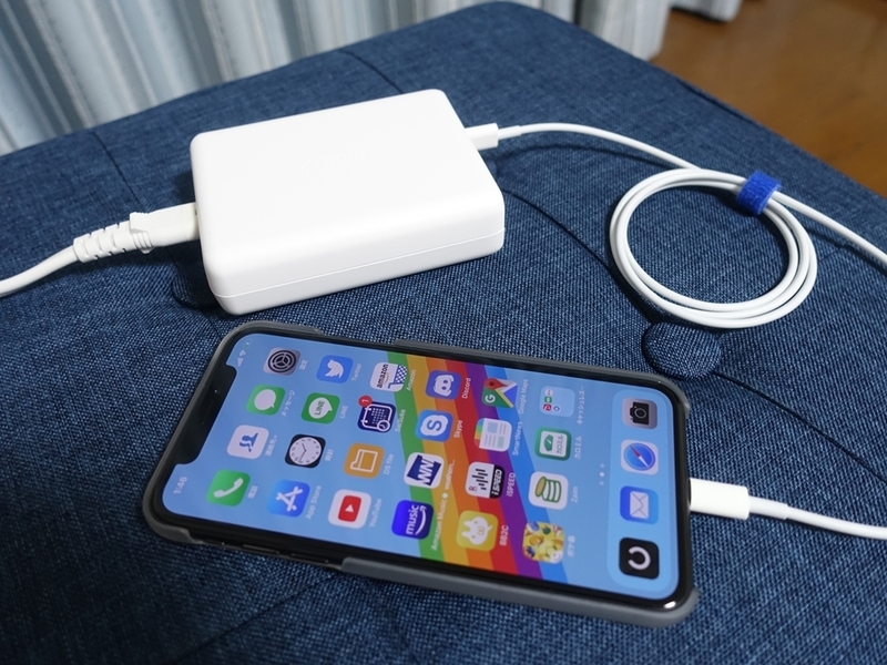 Anker PowerPort I PDを使ってiPhoneを充電している画像