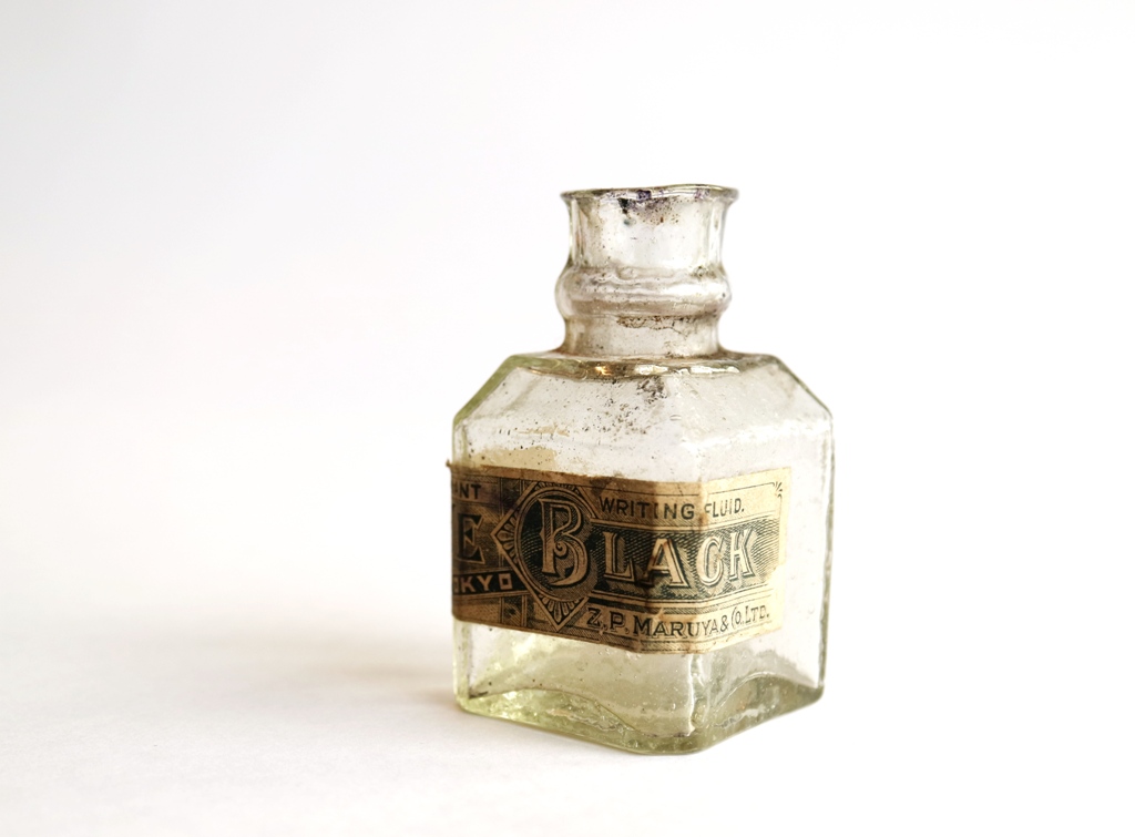 推定時代は明治初期、丸善のインク瓶 - 輸入・廃番文房具の発掘メモ