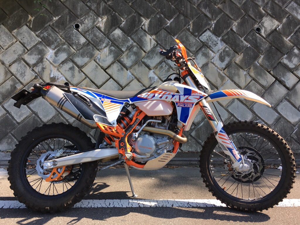 ラジエーターブレースとビッグタンクの取付（500EXC） - H-D