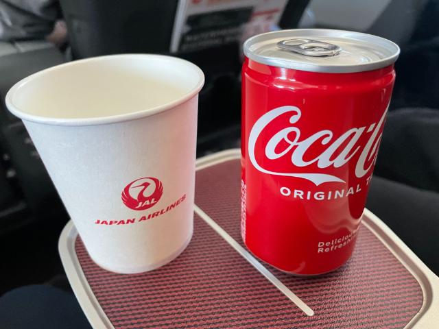 JAL クラスJ 飲み物 缶で提供