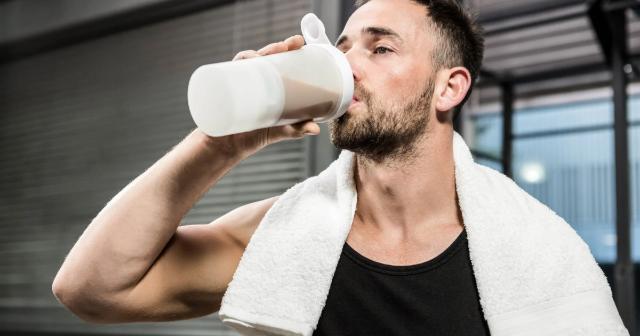 プロテインを飲む男性