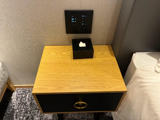 ヒルトン京都 キングデラックスルーム シティビュー ベッド横 右