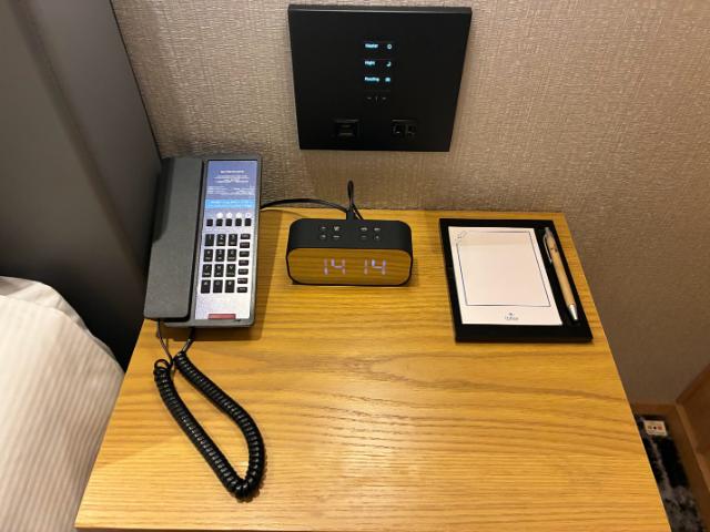 ヒルトン京都 キングデラックスルーム シティビュー ベッド横 左