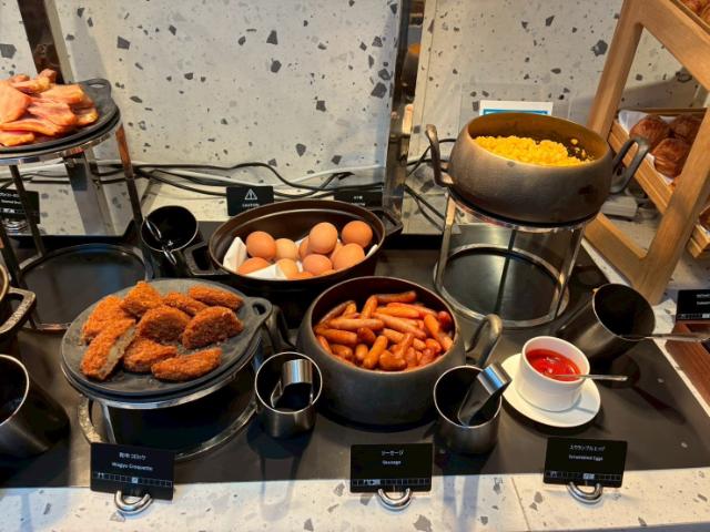 ヒルトン京都 エグゼクティブラウンジ 朝食 揚げ物 ソーセージ スクランブルエッグ
