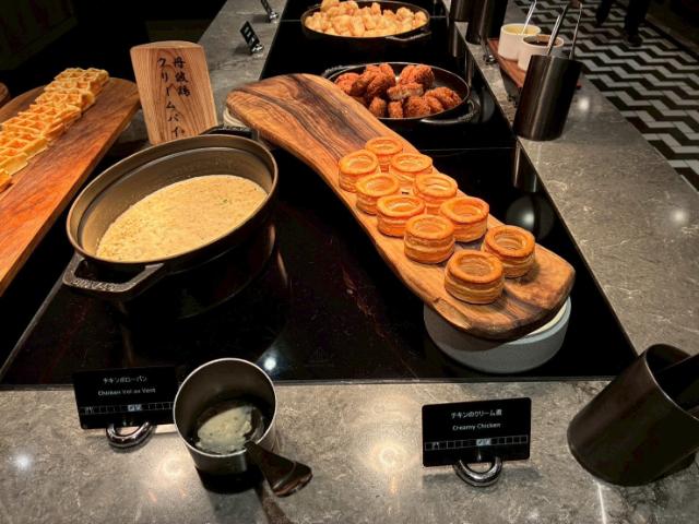 ヒルトン京都 朝食 ホットミール チキンのクリーム煮