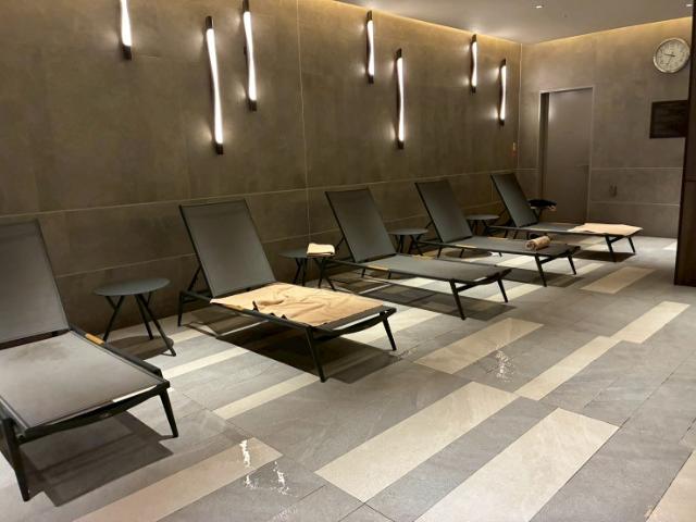 ダブルツリーbyヒルトン大阪城 プール ベンチ