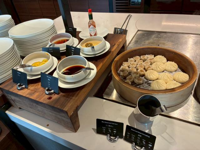 ダブルツリーbyヒルトン大阪城 朝食ホットミール シュウマイ