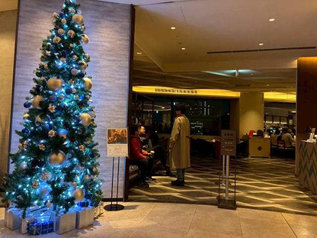 ダブルツリー大阪城 レストラン千 入口 クリスマスツリー