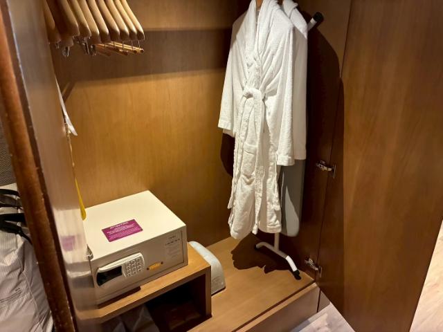 ヒルトン大阪 部屋 クローゼットとバスローブ