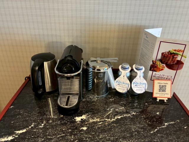 ヒルトン大阪 部屋 コーヒーエリア 缶の水 コーヒーマシン ケトル