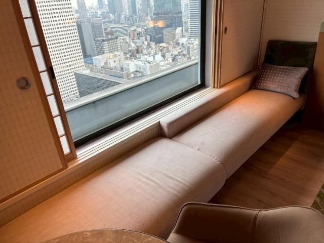 ヒルトン大阪 部屋 窓際の細長いソファ