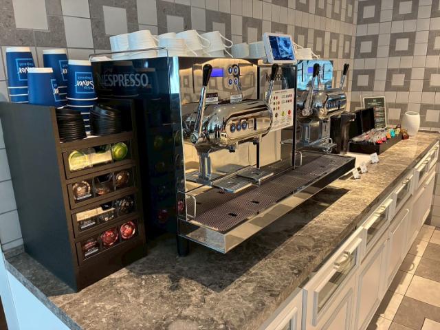ヒルトン大阪 エグゼクティブラウンジ オールデイスナック コーヒーマシン