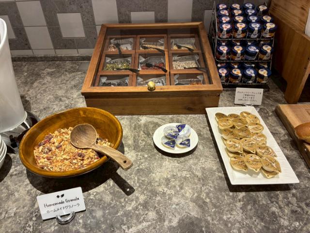 ヒルトン大阪 エグゼクティブラウンジ 朝食 グラノーラ ドライフルーツ バター ジャム