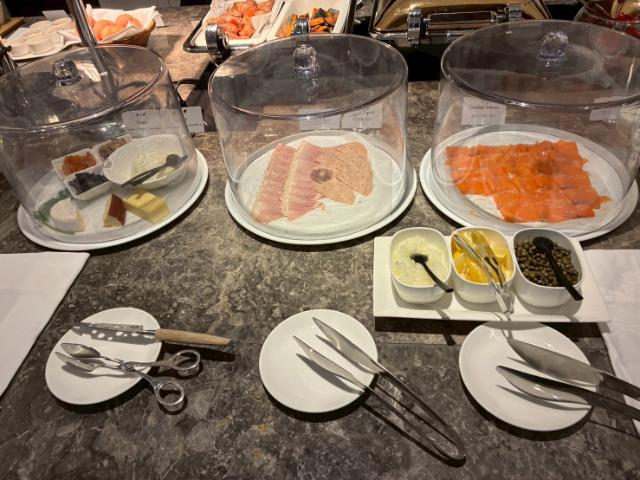 ヒルトン大阪 エグゼクティブラウンジ 朝食 サーモン サラミ チーズ
