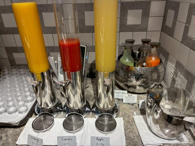 ヒルトン大阪 エグゼクティブラウンジ 朝食 ジュース