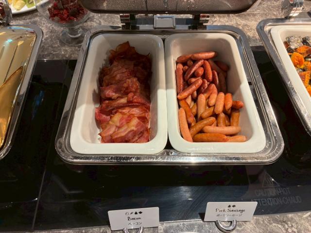 ヒルトン大阪 エグゼクティブラウンジ 朝食 ホットミール ベーコン