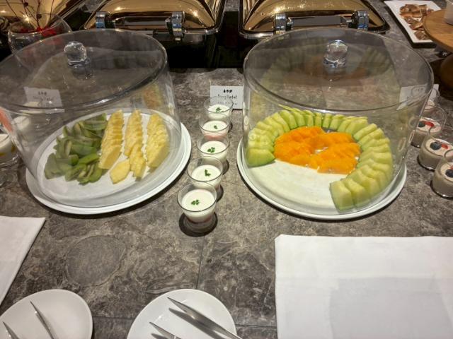 ヒルトン大阪 エグゼクティブラウンジ 朝食 メロン オレンジ キウイ パイナップル