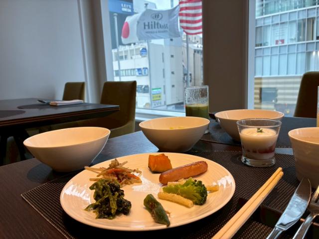 ヒルトン大阪 エグゼクティブラウンジ 朝食 取ってきた料理とヒルトンの旗