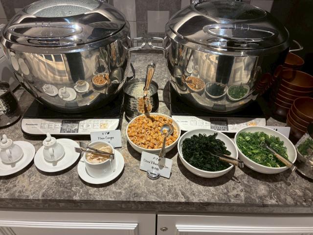 ヒルトン大阪 エグゼクティブラウンジ 朝食 味噌汁 お粥