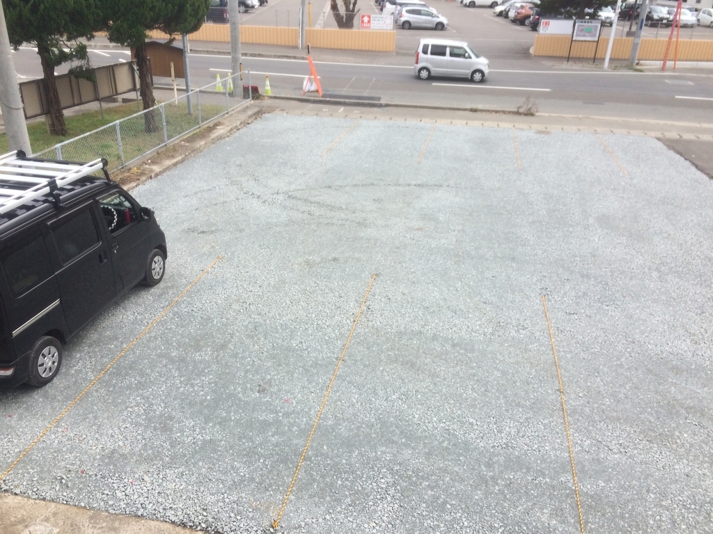 駐車場区画決め ロープ張った ワークマンで作業着 鯛野さしみのパルプンテ