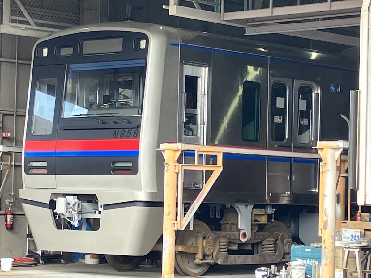 京成松戸線N858編成検査ほぼ終了直前の前面車両番号で、目の錯覚現象