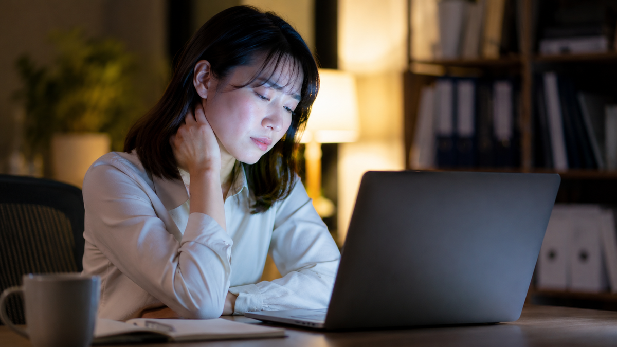 モットンの口コミと評判を確認する女性