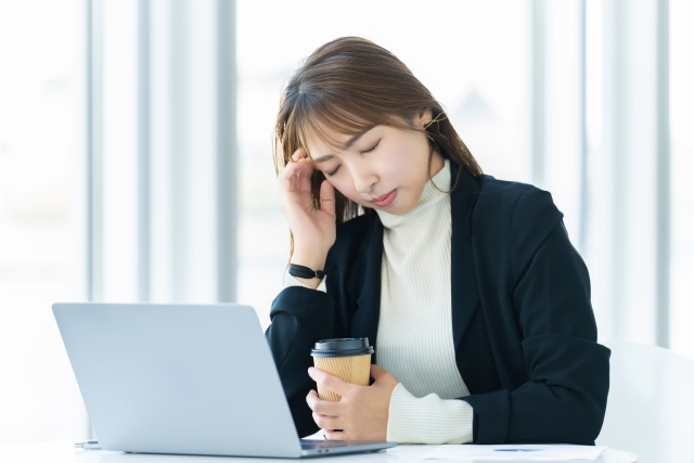 デスクワークで日々疲れをためないように工夫しましょう