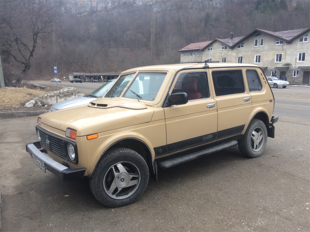 ロシア車のラーダ ニーヴァ Lada Niva をレンタカー In アルメニア シカ男の旅 情熱五大陸登山