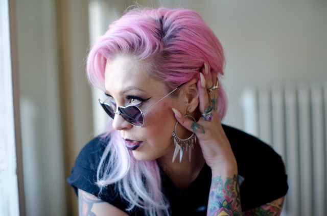 ロックスタイルのアメリカ人女性