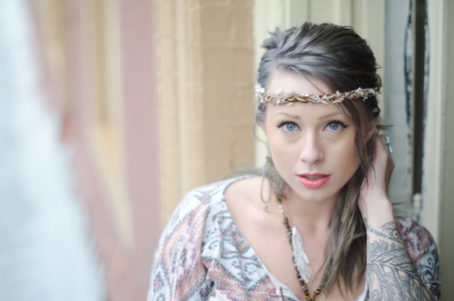 ヒッピールックの女性