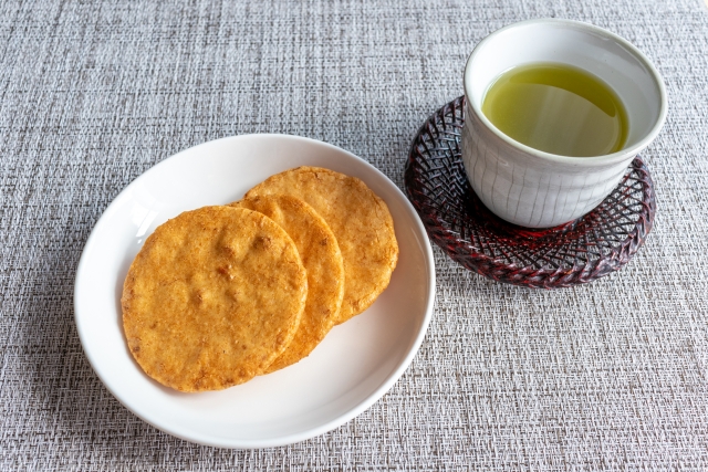 煎餅（せんべい）と緑茶