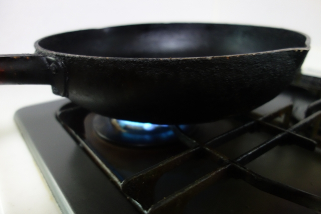 フライパンに油を【敷く】?【引く】?どっちが正しいの?読めばスッキリ! - takabonblog.com