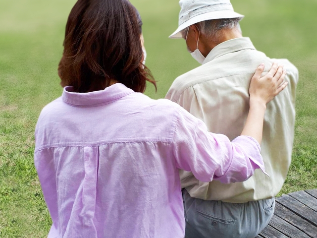 背中を手でさする