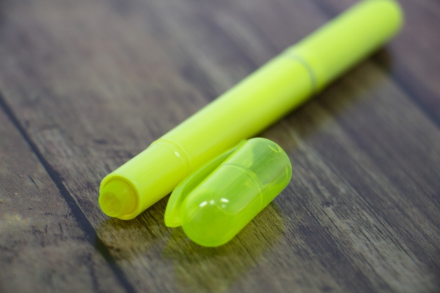 黄色の蛍光ペン