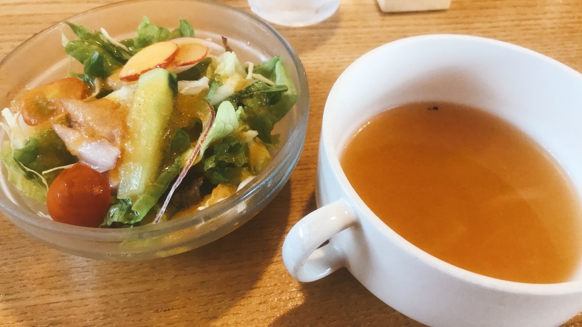 オニオンスープと野菜サラダ