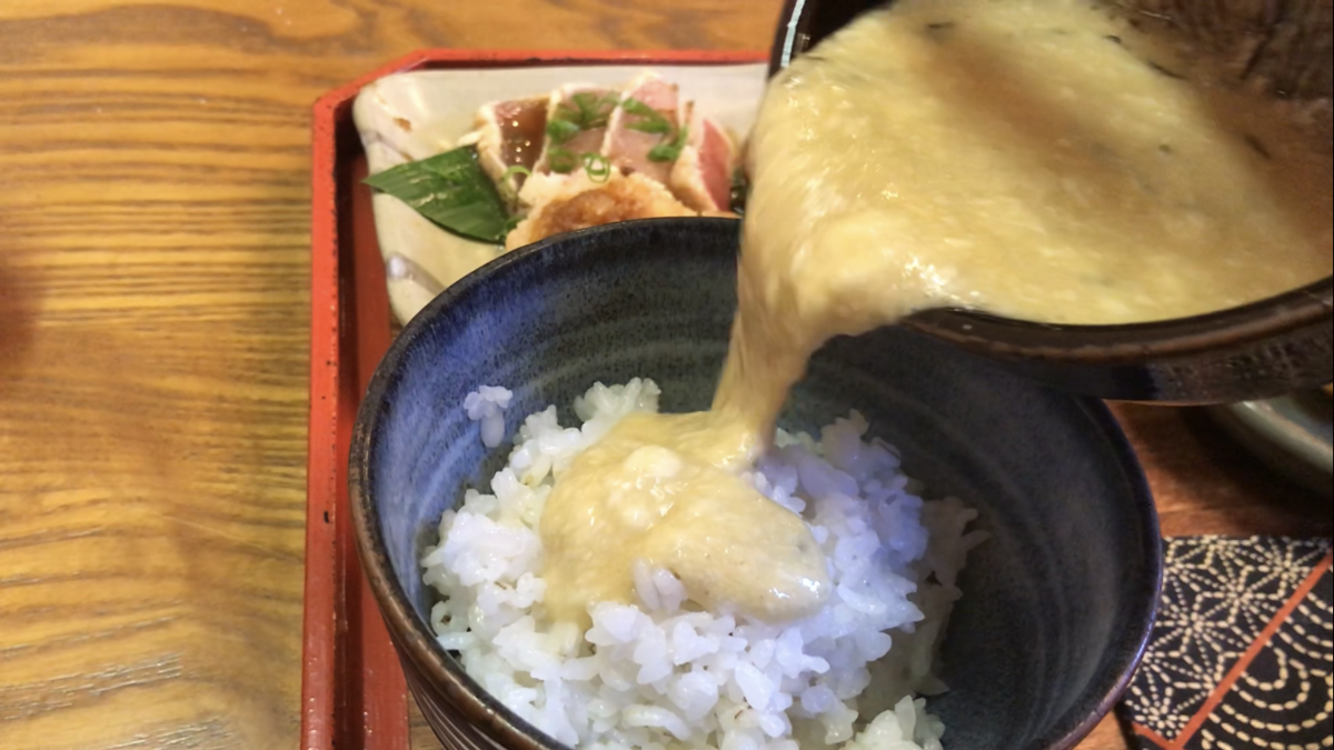 麦ご飯にとろろ芋をぶっかける