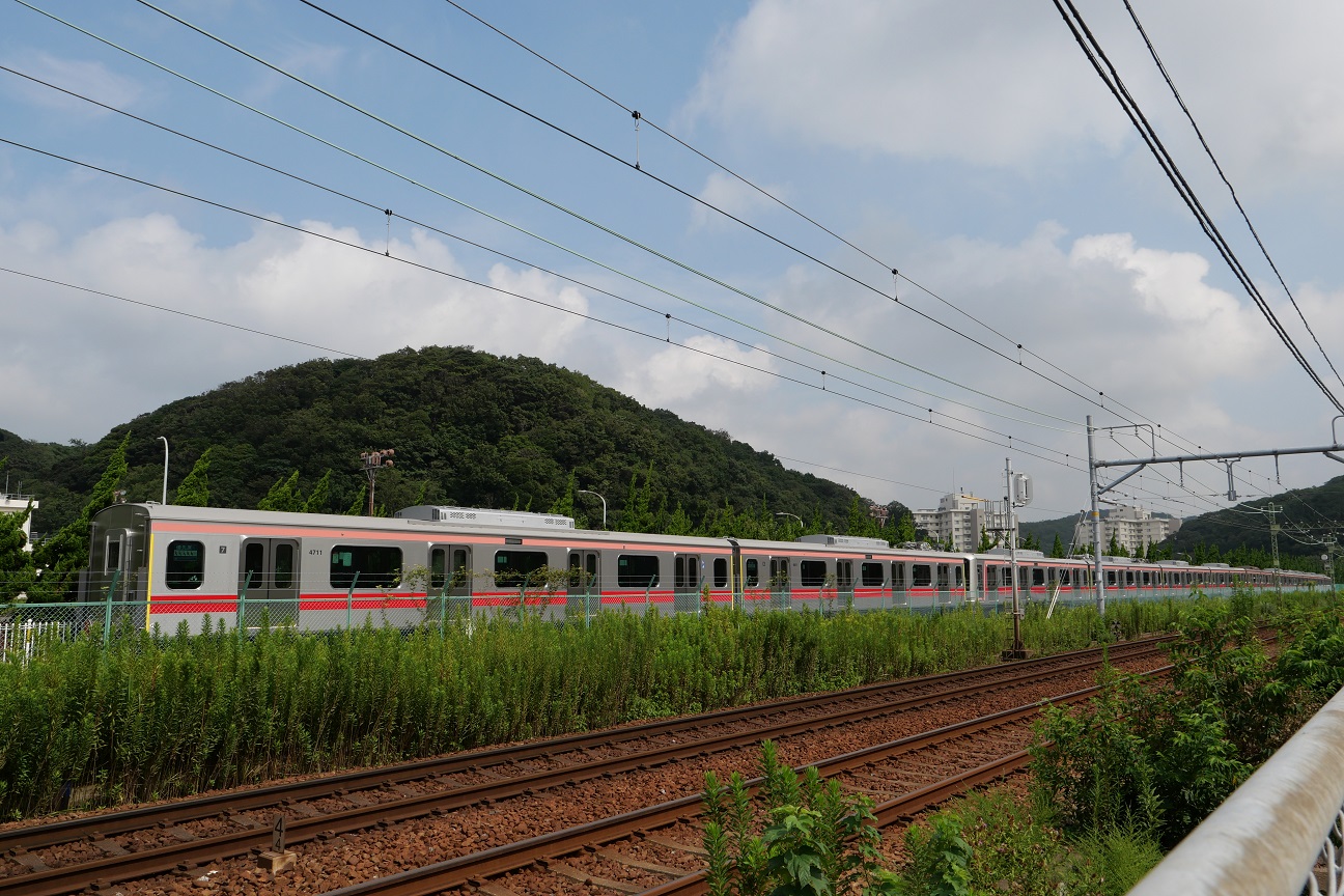 東急5050系11両(？)甲種輸送 at 神武寺 - 線路を行く