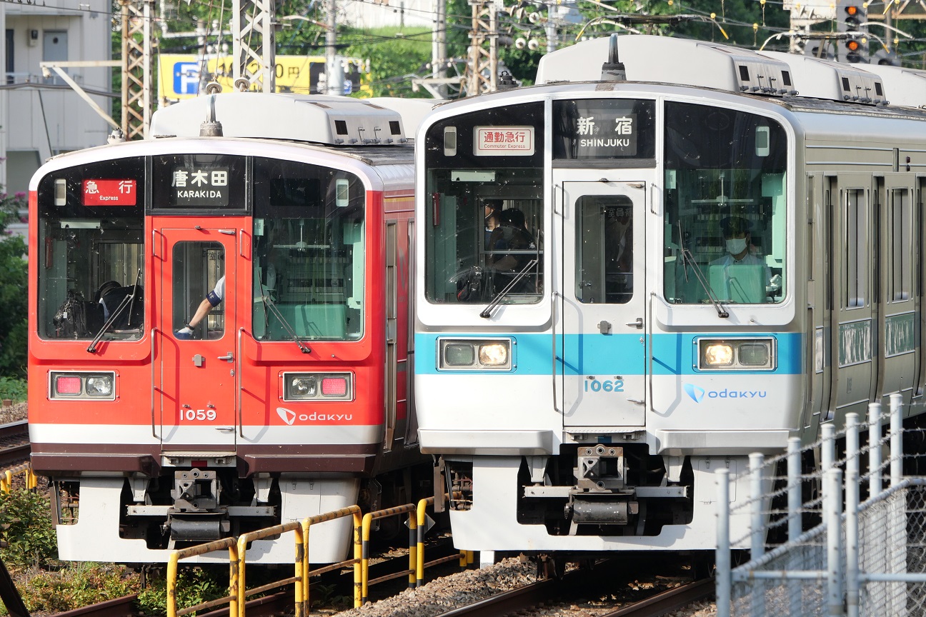 赤い 小田急1000形 停まってた 線路を行く