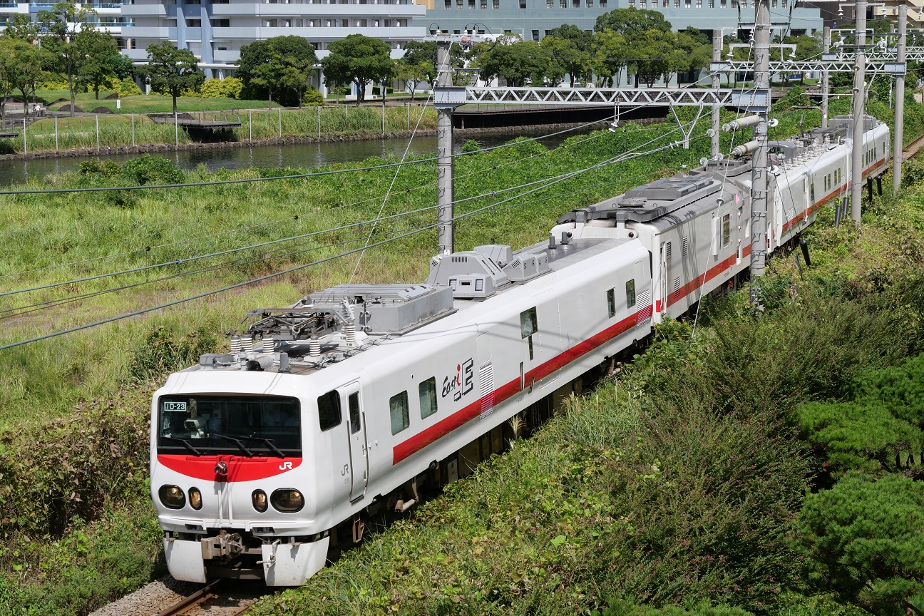 検測車 On 高島線 建築限界測定車が行く 2 線路を行く