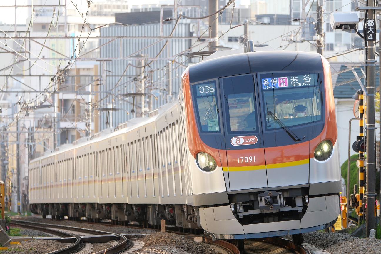 東京メトロ17000系(8両編成)、自由が丘を行く - 線路を行く