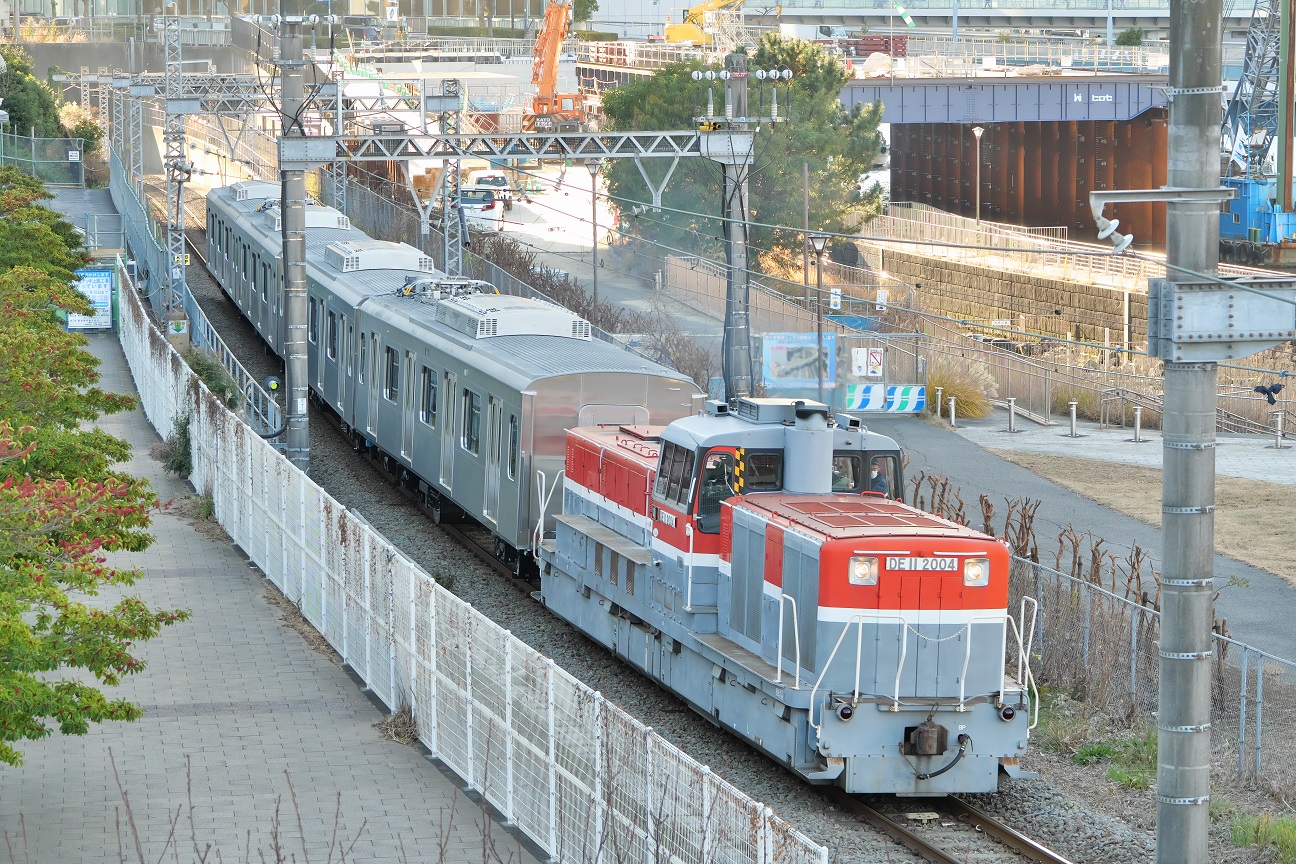 色の無い車両、牽かれて行く -東急5050系Qシート車両？- - 線路